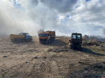 В Пушкиногорском округе около суток тушат возгорание на мусорном полигоне