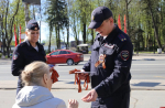 Полицейские раздали георгиевские ленточки псковичам в Летнем саду