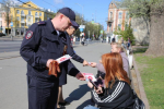 Полицейские раздали псковичам георгиевские ленточки