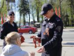 Полицейские раздали псковичам георгиевские ленточки