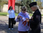 Полицейские раздали псковичам георгиевские ленточки