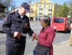 Полицейские раздали псковичам георгиевские ленточки