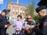 Полицейские раздали псковичам георгиевские ленточки