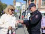 Полицейские раздали псковичам георгиевские ленточки