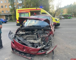В Пскове водитель «БМВ» проехал на запрещающий сигнал светофора и травмировал мужчину в «Рено»