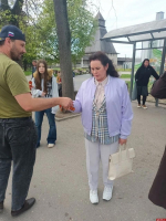 Активисты ЛДПР поздравили псковичей с Днём Победы и вручили георгиевские ленты