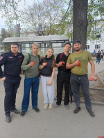 Активисты ЛДПР поздравили псковичей с Днём Победы и вручили георгиевские ленты