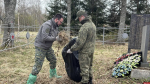 Сотрудники СК благоустроили воинское захоронение в Псковском районе