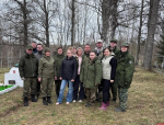 Сотрудники СК благоустроили воинское захоронение в Псковском районе