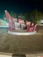 В Пскове к 9 Мая установили инсталляцию «Знамя Победы»