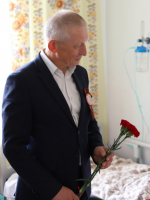 Главврач Псковской областной больницы навестил ветеранов, проходящих лечение в стационаре