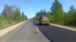 Асфальт укладывают на дороге Остров – Вышгородок