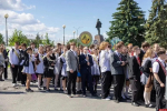 Михаил Ведерников поздравил выпускников Псковской области с Последним звонком