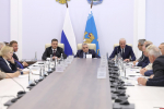 Асфальтирование подъездов к лечебным учреждениям, борьбу с борщевиком и создание точек Wi-Fi обсудили единороссы с губернатором