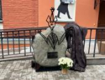 Памятник псковскому скомороху открыли к юбилею Псковского драмтеатра