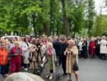 Памятник псковскому скомороху открыли к юбилею Псковского драмтеатра