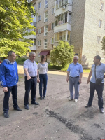 Двор на улице Ботвина в Великих Луках асфальтируют по наказу избирателей
