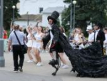 Пушкинское шествие проходит по улицам Пскова