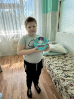 Шеф Ивлев поздравил пациентов Детской областной больницы Пскова и передал им подарки