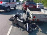 Водитель мопеда врезался в прицеп автомобиля Lexus