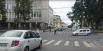 «Кто во что горазд!»: регулировщик работает на перекрестке в центре Пскова