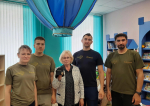 Аэронавт из Калуги подарил великолукской библиотеке пилотку