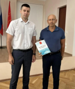 В Великих Луках наградили охранника, предотвратившего поджог в администрации города