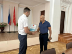 В Великих Луках наградили охранника, предотвратившего поджог в администрации города