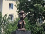 Барсика в каске установили на улице Максима Горького в Пскове