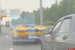 Таксист на Lada Priora протаранил авто за 65 миллионов рублей на МКАД и попал на видео