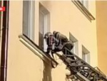 Пожарные ликвидируют возгорание в доме на Рижском проспекте в Пскове