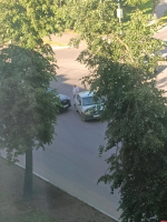 На улице Вокзальной в Пскове одновременно идет ремонт, нет освещения, и произошла авария