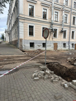 Фотофакт: Продолжается обновление ограждения у псковской школы №1