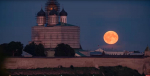 Восход полной Луны над Псковским кремлем сняли астрономы-любители