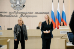 Яна Иванова получила удостоверение зарегистрированного кандидата из рук Эллы Памфиловой