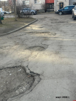 Проезд у трех домов по улице Байкова отремонтировали в Пскове