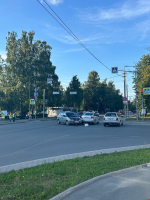 Два автомобиля столкнулись на перекрестке улиц Труда и Текстильной в Пскове