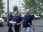 Михаил Ведерников осмотрел благоустроенную дворовую территорию на улице Западной в Пскове