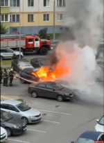 Автомобиль загорелся на улице Крестки в Псковском округе