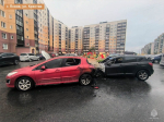 Три автомобиля горели во дворе дома в Пскове