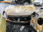 Три автомобиля горели во дворе дома в Пскове