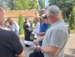 Великолукский депутат обсудил с жителями благоустройство сквера на улице Ставского