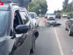 Мотоцикл с двумя мужчинами столкнулся с автомобилем в Псковском районе