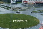 «Рено» врезался в опору освещения на круговом перекрестке в Пскове. ВИДЕО