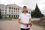 Активисты Доброцентра ПсковГУ раздали ленты-триколоры на площади Ленина