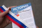Активисты Доброцентра ПсковГУ раздали ленты-триколоры на площади Ленина