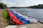 Огромный триколор развернули в Пскове в канун Дня Государственного флага России