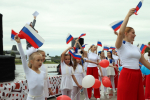 Флешмоб в честь Дня Государственного флага прошёл в Пскове