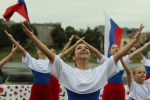 Флешмоб в честь Дня Государственного флага прошёл в Пскове