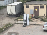 В Пскове устанавливают зарядную станцию для электромобилей на улице Ипподромной